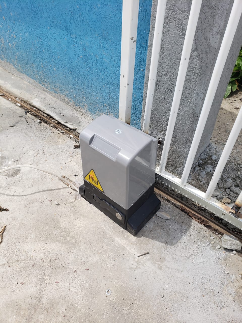 Electric gate automation